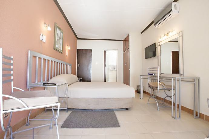 Imagen de la habitación del Hotel Col-John. Foto 7