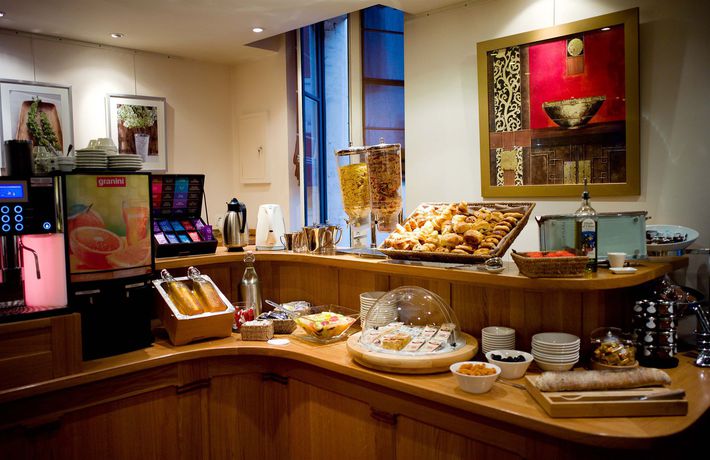 Imagen del bar/restaurante del Hotel Colbert. Foto 2