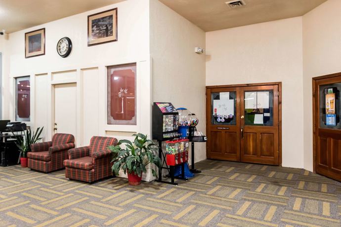 Imagen de los interiores del Hotel Colby Inn and Suites. Foto 20