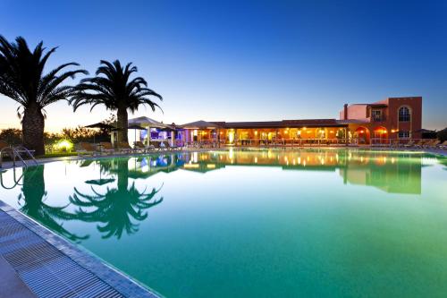 Imagen de la piscina del Hotel Colina Village. Foto 6