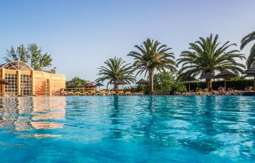 Imagen de la piscina del Hotel Colina Village. Foto 7