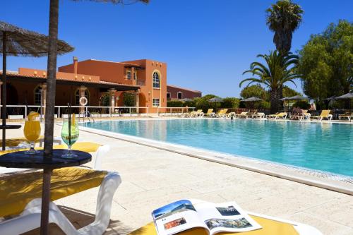 Imagen de la piscina del Hotel Colina Village. Foto 10