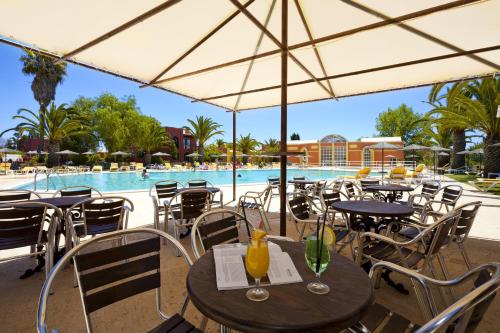 Imagen del bar/restaurante del Hotel Colina Village. Foto 2