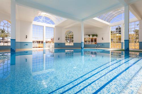 Imagen de la piscina del Hotel Colina Village. Foto 11