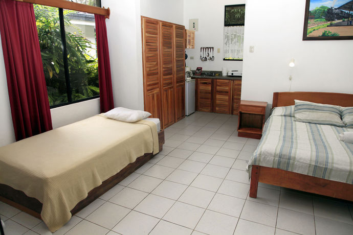 Imagen de la piscina del Hotel Colinas Del Sol. Foto 16