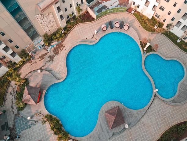 Imagen de la piscina del Hotel Collection O 16 Vittoria Residence. Foto 19