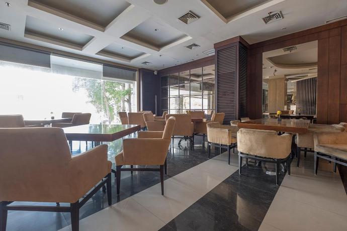 Imagen de los interiores del Hotel Collection O 19 Grand Malebu Makassar. Foto 10