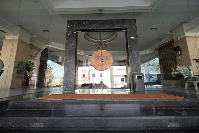Imagen de los interiores del Hotel Collection O 19 Grand Malebu Makassar. Foto 14