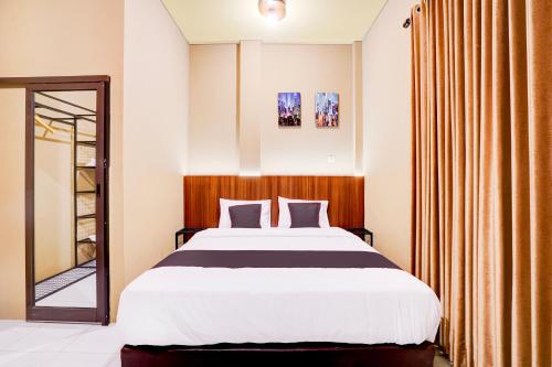 Imagen de la habitación del Hotel Collection O Padang City Center Near Transmart Padang Formerly De Orchids. Foto 17