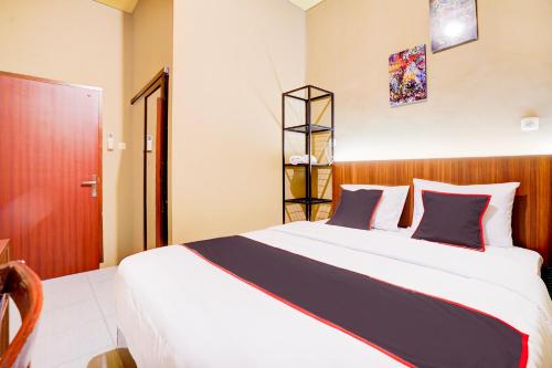 Imagen de la habitación del Hotel Collection O Padang City Center Near Transmart Padang Formerly De Orchids. Foto 18