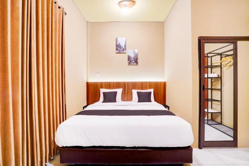 Imagen de la habitación del Hotel Collection O Padang City Center Near Transmart Padang Formerly De Orchids. Foto 19