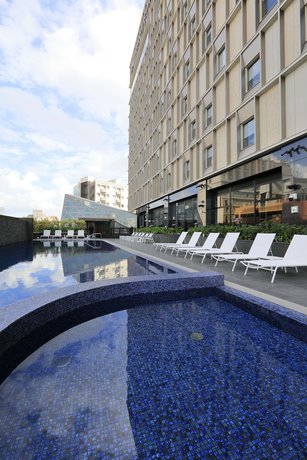 Imagen de la piscina del Hotel Collective. Foto 20