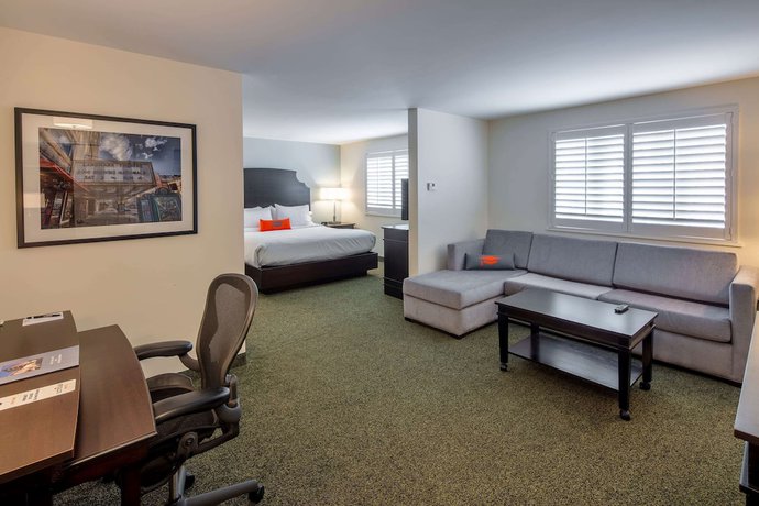 Imagen de la habitación del Hotel Collegian Hotel & Suites, Trademark Collection by Wyndham. Foto 3
