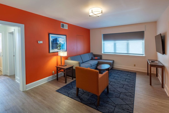 Imagen de la habitación del Hotel Collegian Hotel & Suites, Trademark Collection by Wyndham. Foto 16