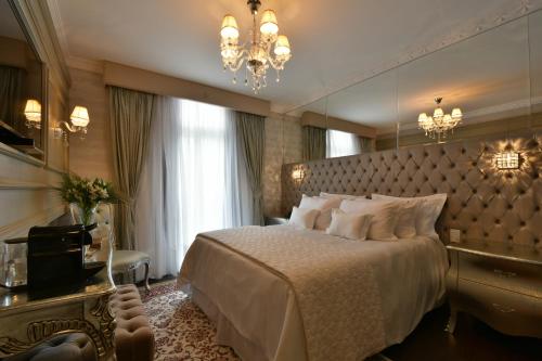 Imagen de la habitación del Hotel Colline De France. Foto 5