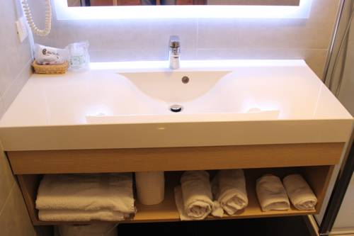 Imagen de la habitación del Hotel Collini. Foto 9