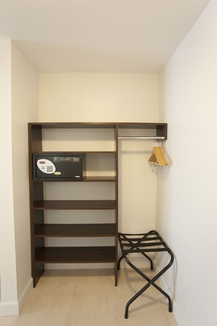 Imagen de la habitación del Hotel Collins. Foto 7