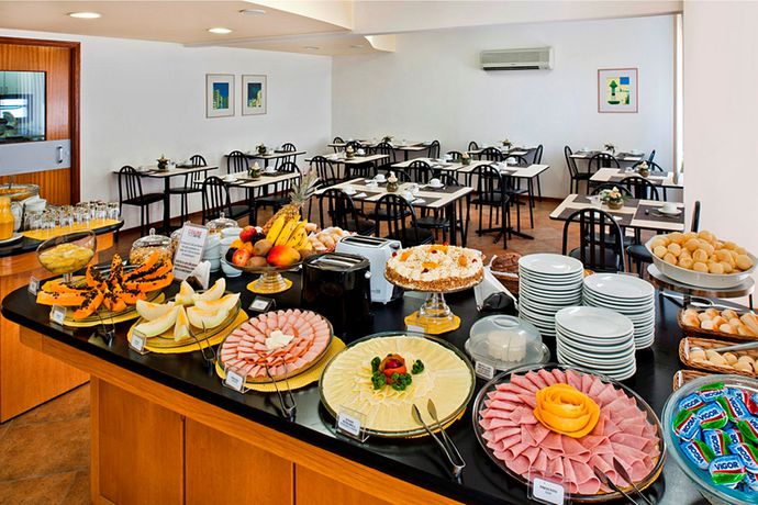 Imagen de los interiores del Hotel Collins Trade. Foto 15