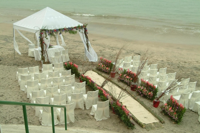 Imagen de los exteriores del Hotel Col&oacute;n Salinas. Foto 5