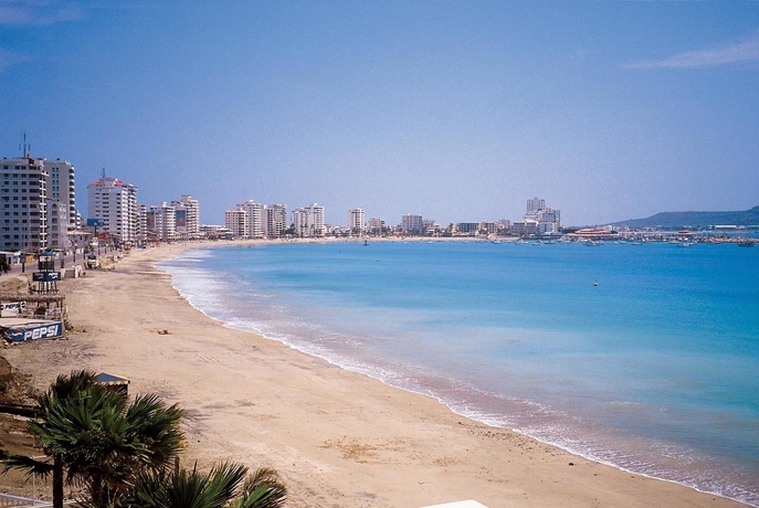 Imagen de los exteriores del Hotel Col&oacute;n Salinas. Foto 6