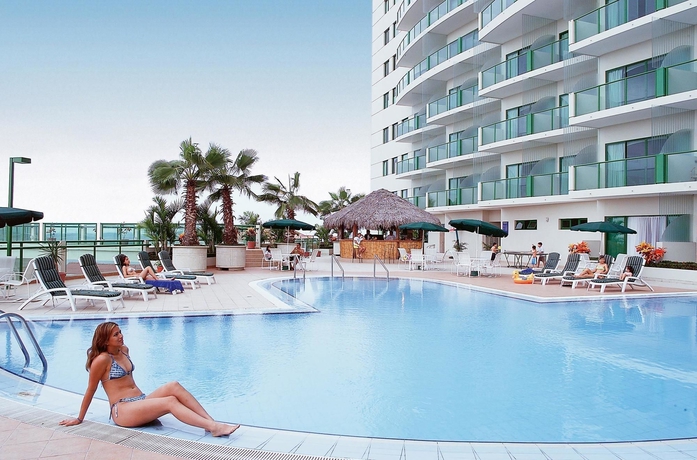 Imagen de la piscina del Hotel Col&oacute;n Salinas. Foto 15