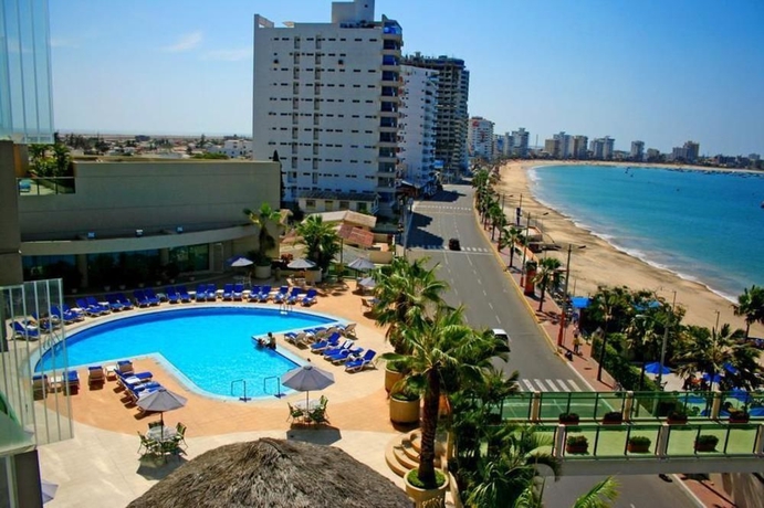 Imagen de los exteriores del Hotel Col&oacute;n Salinas. Foto 7