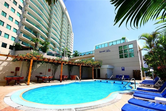 Imagen de la piscina del Hotel Col&oacute;n Salinas. Foto 16