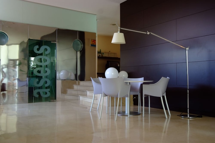 Imagen de los interiores del Hotel Colón Tuy. Foto 16