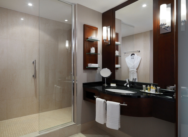 Imagen de la habitación del Hotel Cologne Marriott. Foto 6