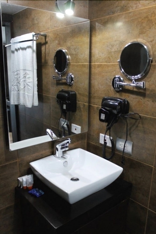 Imagen de la habitación del Hotel Colombians Suite International. Foto 11