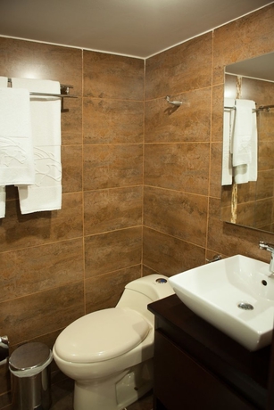 Imagen de la habitación del Hotel Colombians Suite International. Foto 12
