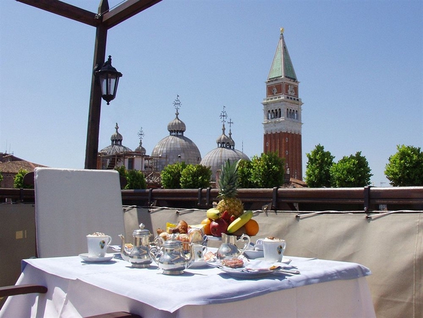 Imagen de los exteriores del Hotel Colombina. Foto 15