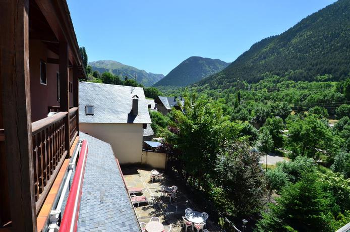 Imagen de los exteriores del Hotel Colomers. Foto 8