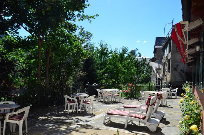 Imagen de los exteriores del Hotel Colomers. Foto 9