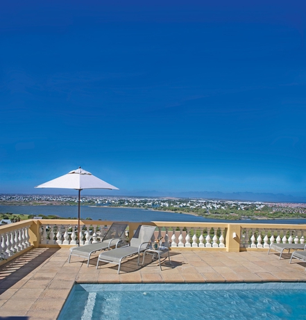 Imagen de la piscina del Hotel Colona Castle. Foto 14