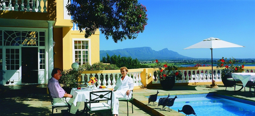 Imagen de la piscina del Hotel Colona Castle. Foto 16
