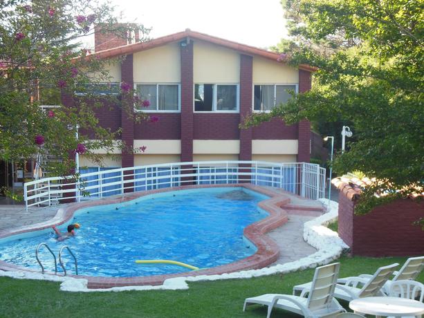 Imagen de la piscina del Hotel Colonia Aoma Villa Carlos Paz. Foto 3
