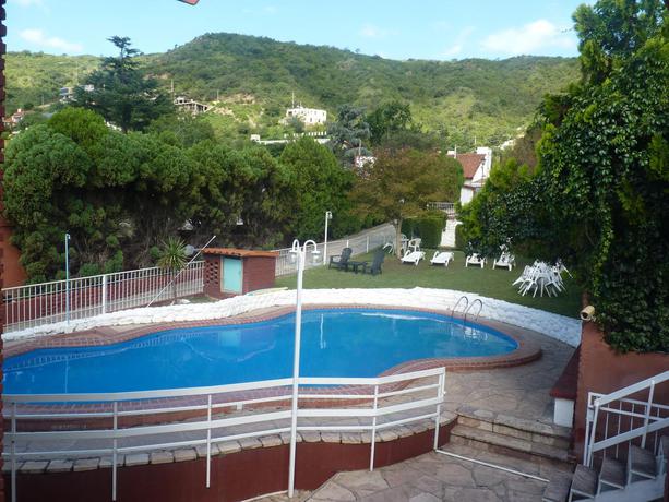 Imagen de la piscina del Hotel Colonia Aoma Villa Carlos Paz. Foto 4