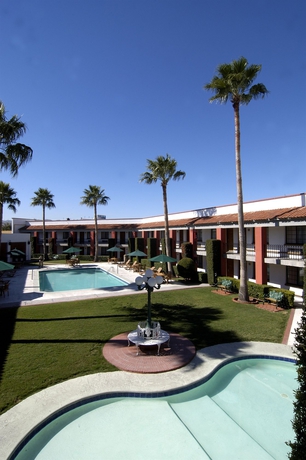 Imagen de la piscina del Hotel Colonial Ciudad Juarez. Foto 14