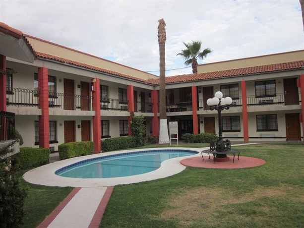 Imagen de la piscina del Hotel Colonial Ciudad Juarez. Foto 15