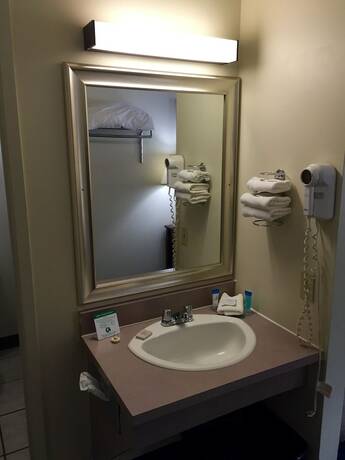 Imagen de la habitación del Hotel Colonial Inn, Brandon. Foto 14