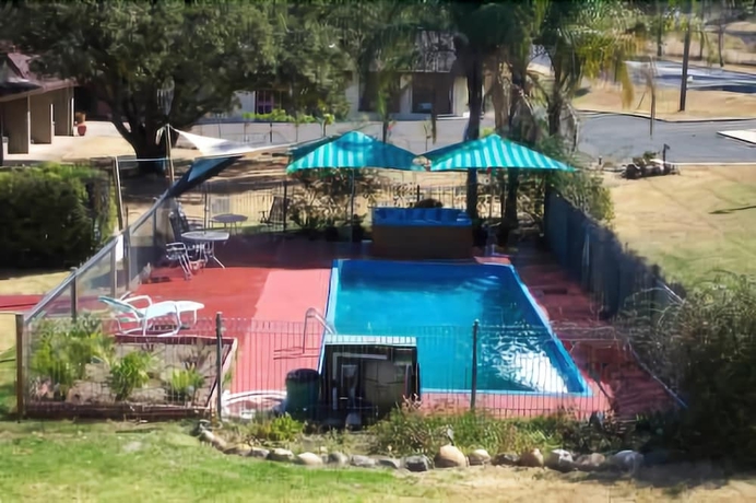 Imagen de la piscina del Hotel Colonial Inn Tamworth. Foto 19