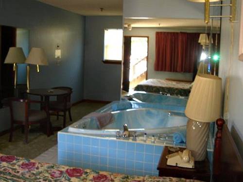 Imagen de la habitación del Hotel Colonial Inn and Suites. Foto 2