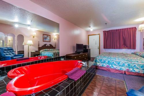 Imagen de la habitación del Hotel Colonial Inn and Suites. Foto 3