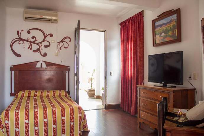 Imagen de la habitación del Hotel Colonial, Manzanillo. Foto 4