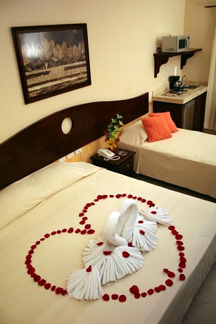 Imagen de la piscina del Hotel Colonial Playa Del Carmen. Foto 11