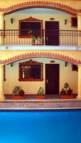 Imagen de la piscina del Hotel Colonial Playa Del Carmen. Foto 12