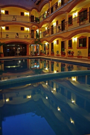 Imagen de la piscina del Hotel Colonial Playa Del Carmen. Foto 13