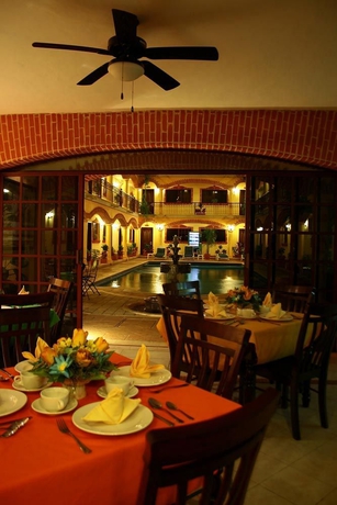 Imagen del bar/restaurante del Hotel Colonial Playa Del Carmen. Foto 3