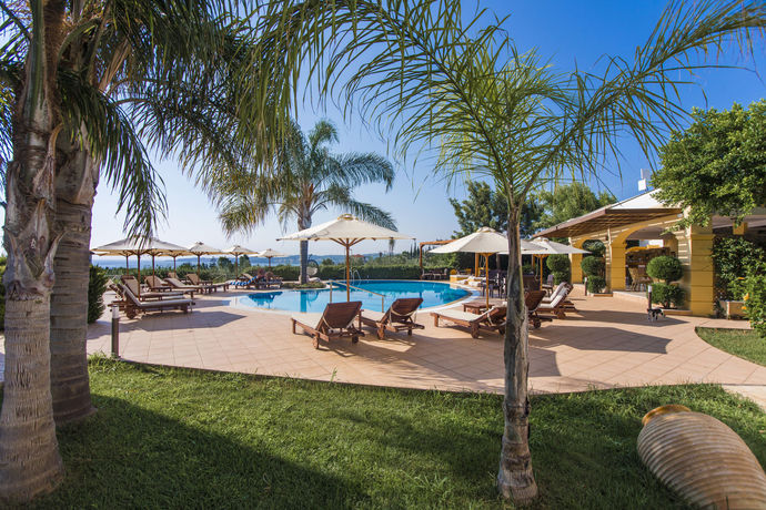 Imagen de la piscina del Hotel Colonides Beach. Foto 12